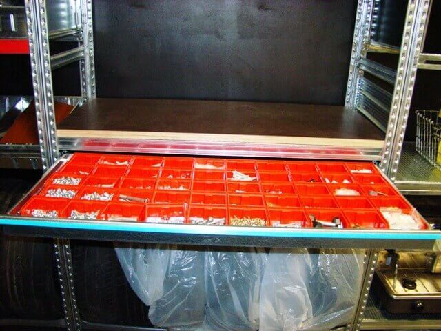 Kunststoffboxen in BULL 1 Metallschublade
