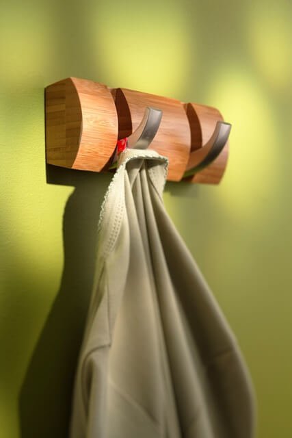 Bambukinė kabykla su dviem atlenkiamais kabliukais