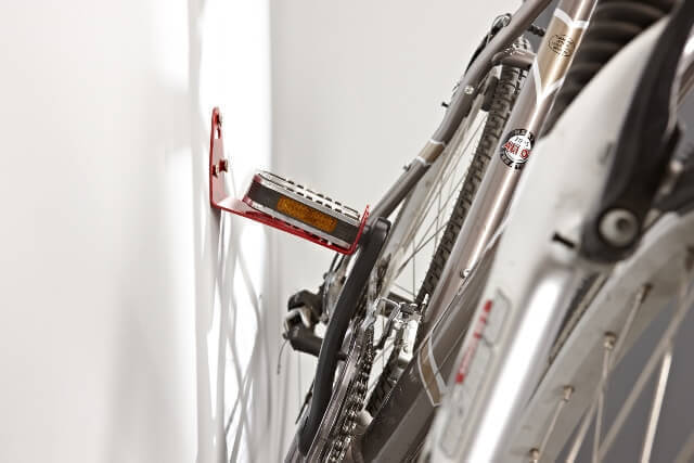 Halterung zum Aufhängen des Fahrrads hinter dem Pedal