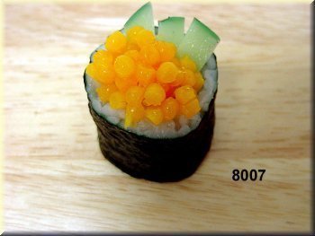 Maki-sushi su ikrais ir šviežiu agurku