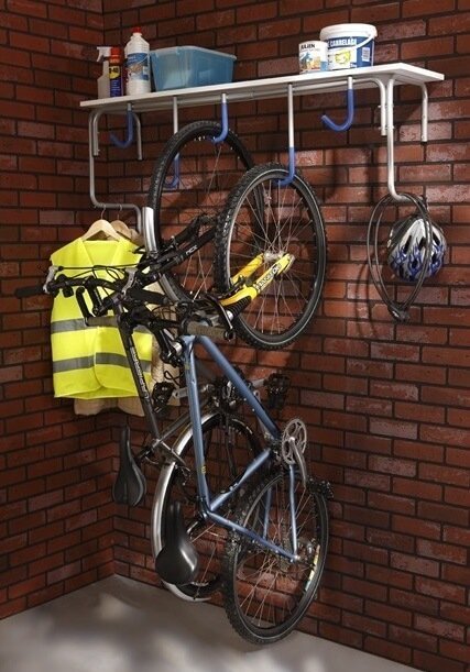 Wall for hanging 5 bicycles, with a shelf