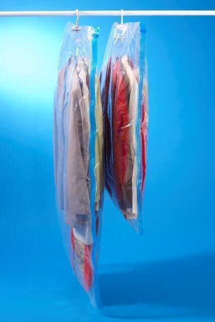 Вакуумні пакети для зберігання одягу з вішалками
