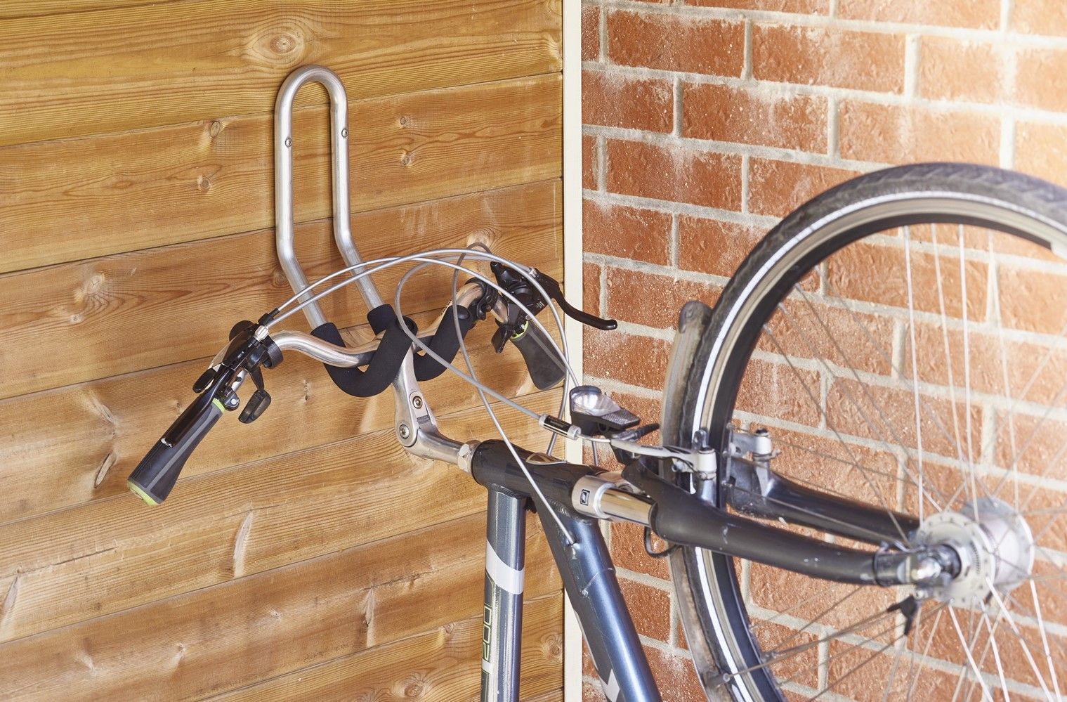 Mottez-Halterung zum Aufhängen eines Helms und zum Aufhängen eines Fahrrads hinter dem Lenkrad