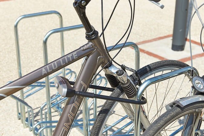 Doppelseitige Fahrradständer mit Halterungen