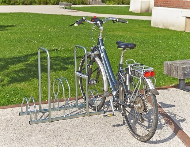 Supports avec arceaux pour fixer les vélos