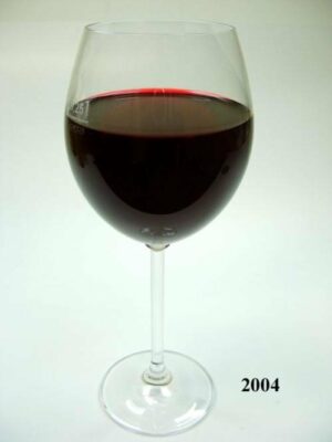 Raudono vyno taurė