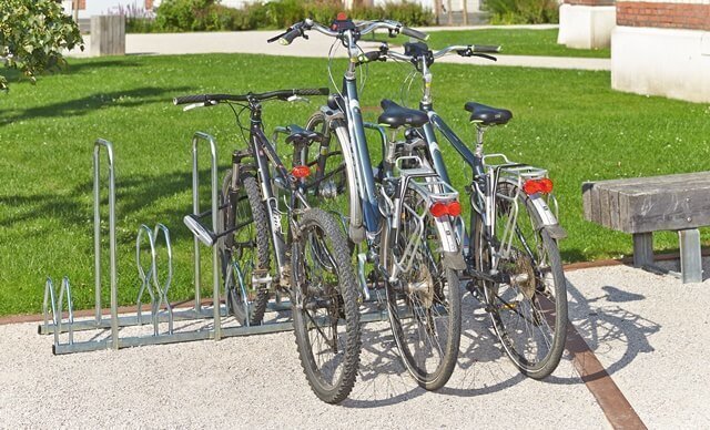 Stojaki z obręczami do mocowania rowerów