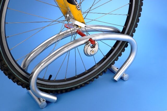 Support pour un vélo avec cadenas