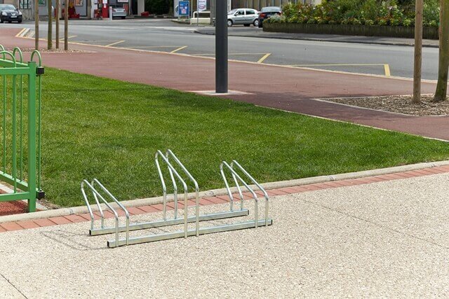 One-sided, two-level racks for bicycles
