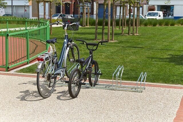 One-sided, two-level racks for bicycles