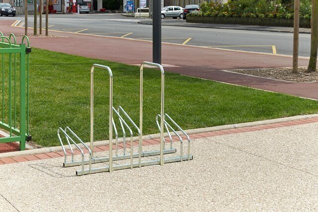 Jednostronne stojaki na rowery z pałąkami ochronnymi
