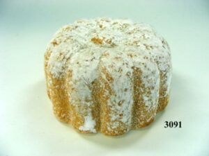 Mažas biskvitinis pyragėlis padengtas cukraus pudra