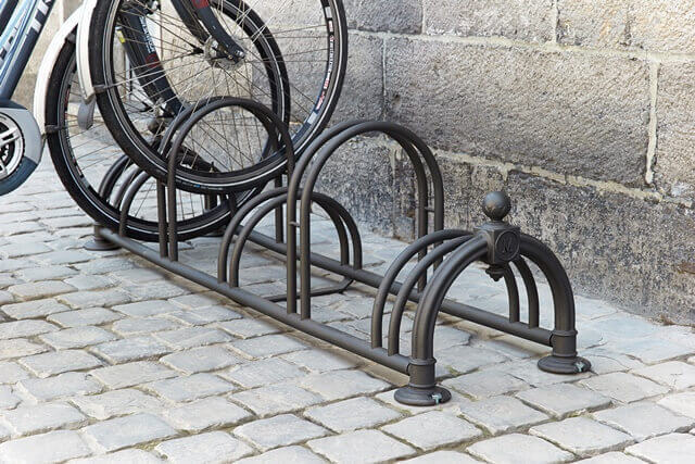 Zweistöckige Fahrradständer im Retro-Stil