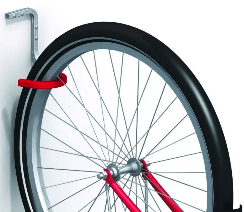 Seinale on kinnitatud ALFER (Saksamaa) alumiiniumklamber jalgratta riputamiseks