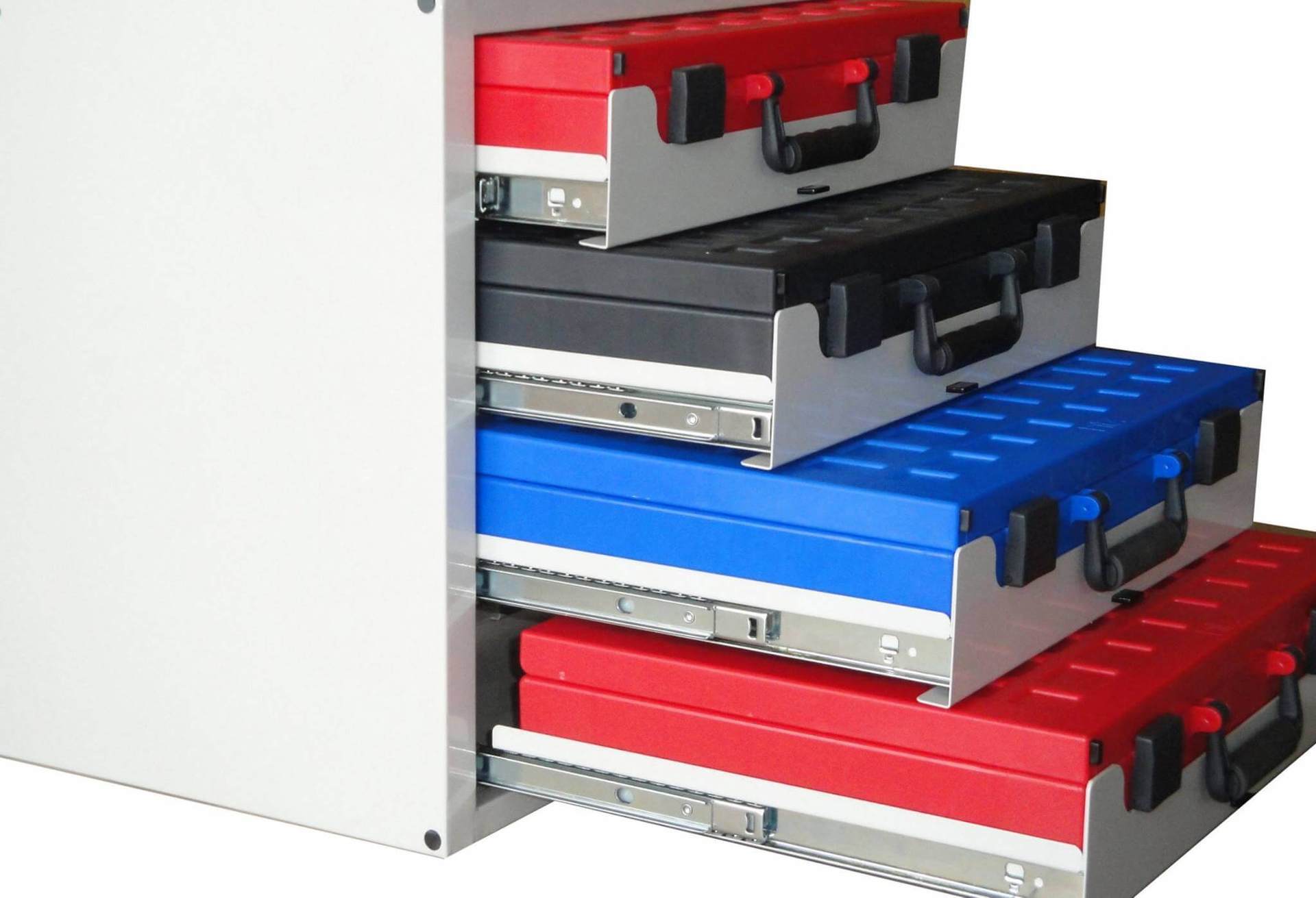 Suitcases in Lince drawers