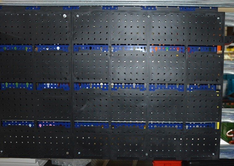 Plastikinės perforuotos sienelės 515x500mm su 15 kabliukų