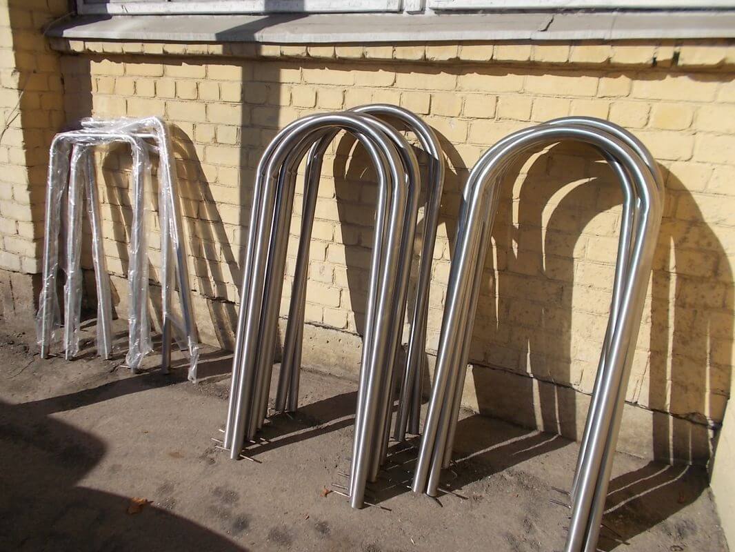 Concreted hoops for fixing bicycles