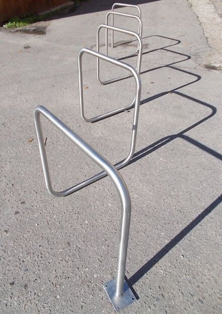 Zigzag type rack for bicycles
