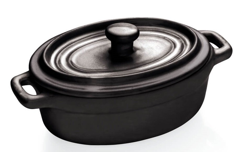 Oval ceramic casseroles with lids