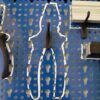 Parois perforées avec 40 supports en plastique pour suspendre les outils