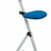Ein Stuhl zum Arbeiten im Stehen mit einem aluminiumfarbenen, glänzenden Gestell