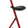 Ein Stuhl zum Arbeiten im Stehen mit rotem Gestell