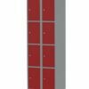 8 nodalījumu glabāšanas skapji ar sarkanām durvīm