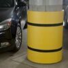 Smūgius sugeriančios geltonos spalvos apsaugos apvalioms kolonoms su juodos spalvos atšvaitiniais suveržimo diržais