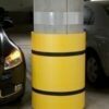 Smūgius sugeriančios geltonos spalvos apsaugos apvalioms kolonoms su juodos spalvos atšvaitiniais suveržimo diržais
