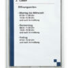Baltos spalvos, kabinetų lentelės laikiklis pritaikytas 210x297mm informacinei kortelei