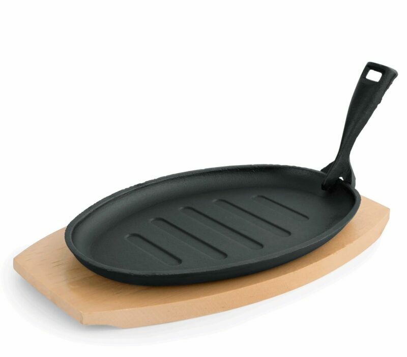 Cast iron serving pan with removable handle and wooden table 3521300
