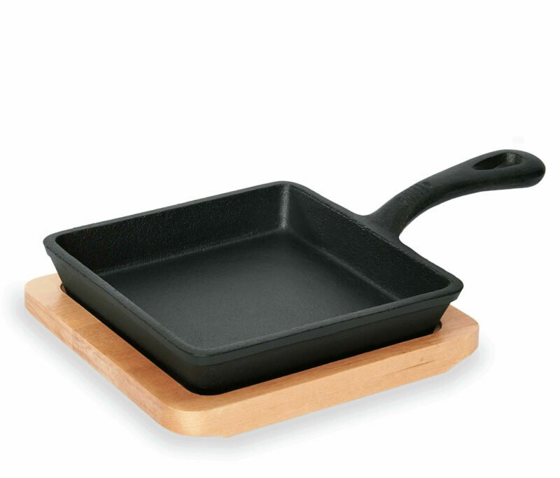 Cast iron pans with wooden table 3539120