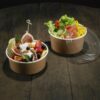 Einweg-Salatbehälter, Salatservieren, Salat zum Mitnehmen, Salatpräsentation, Einwegbehälter