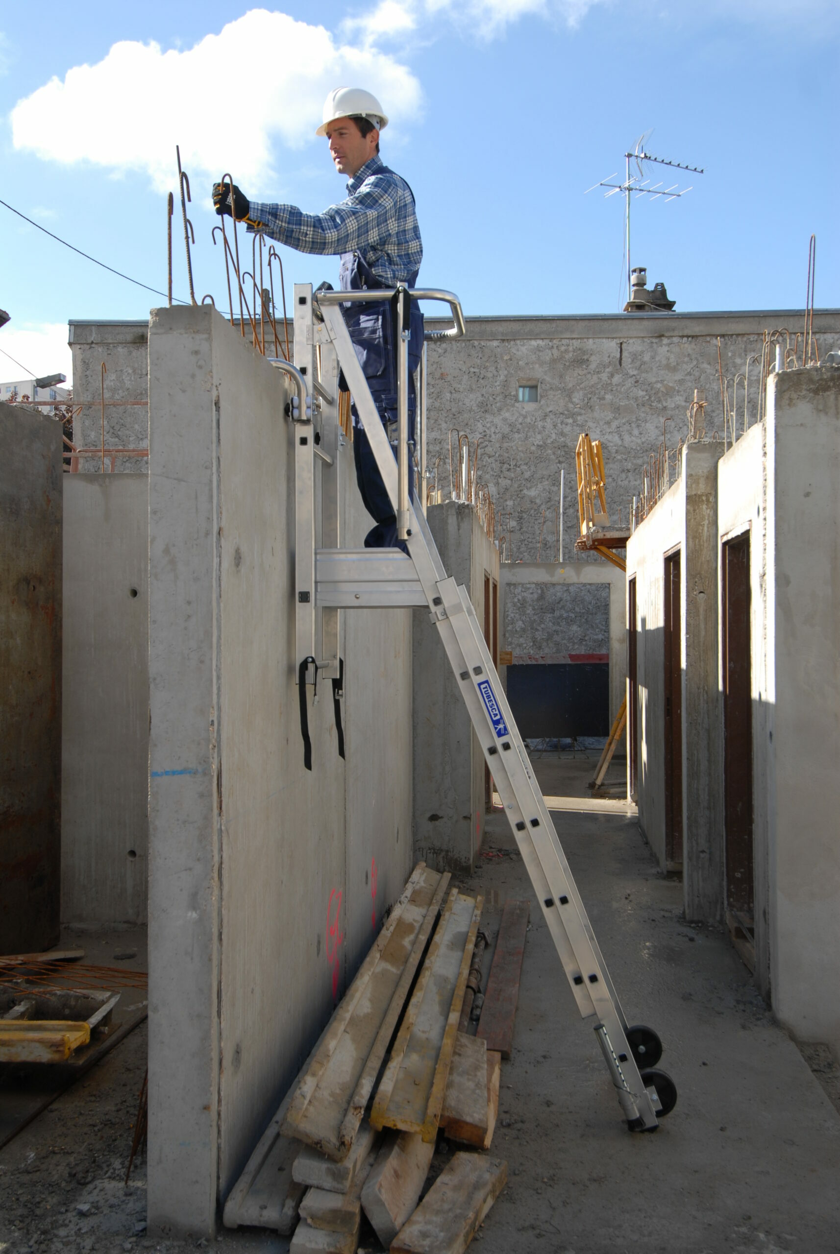 Ant sienų užkabinamos statybinės kopėčios TUBESCA