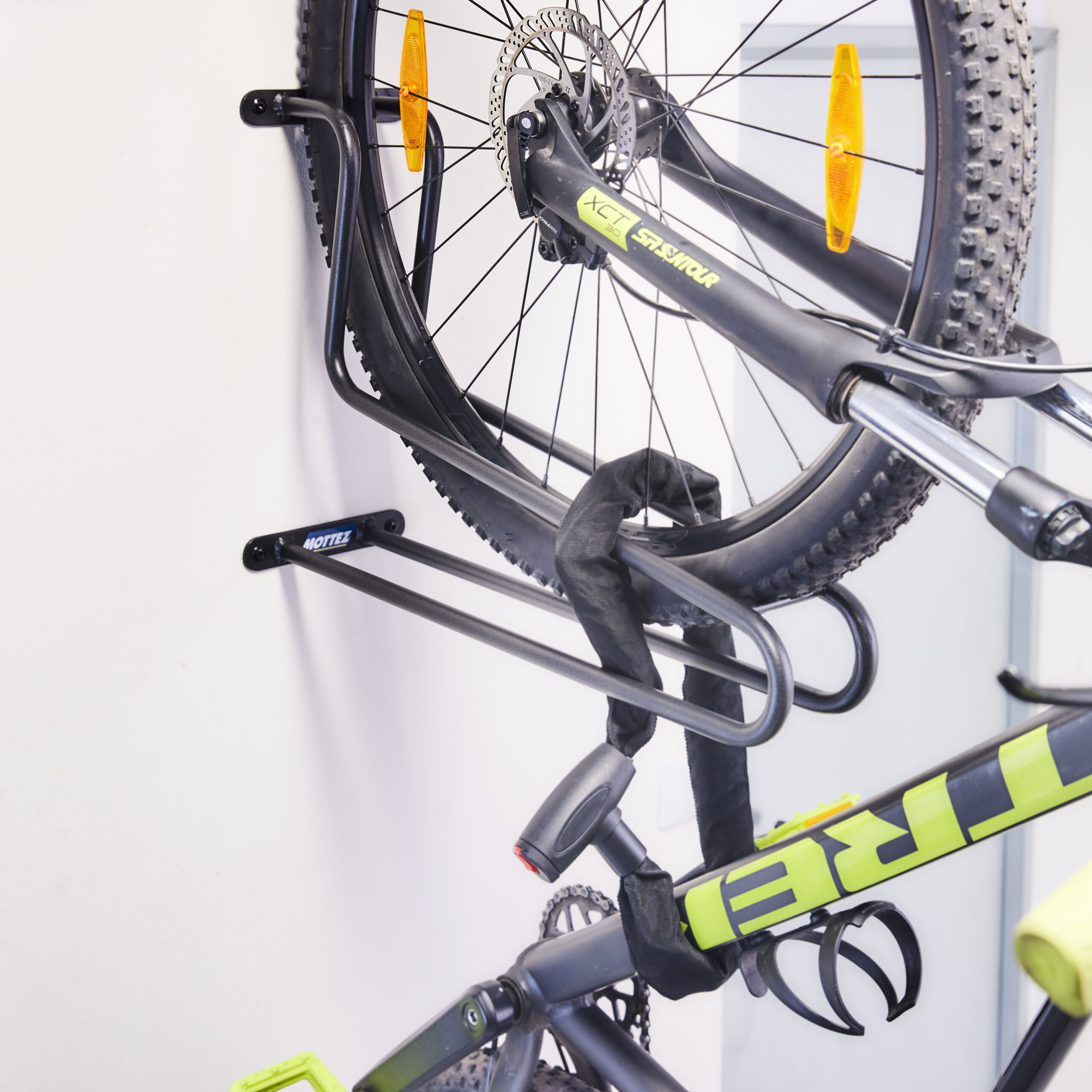 Un support vélo vertical fixe permettant la fixation d'un pneu de vélo M091S se fixe au mur